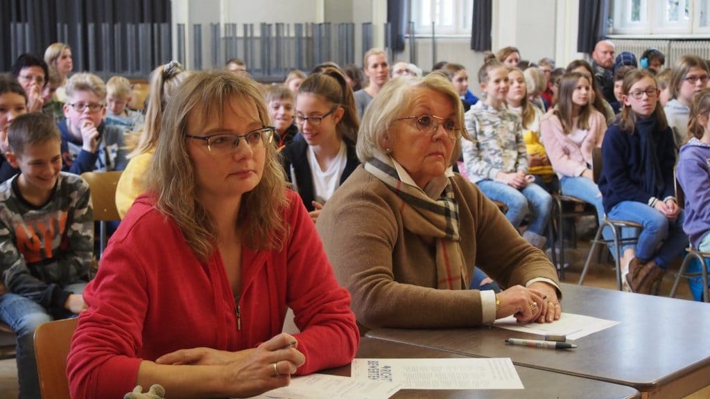 Ein Bild, das Tisch, Person, drinnen, Gruppe enthält.

Automatisch generierte Beschreibung